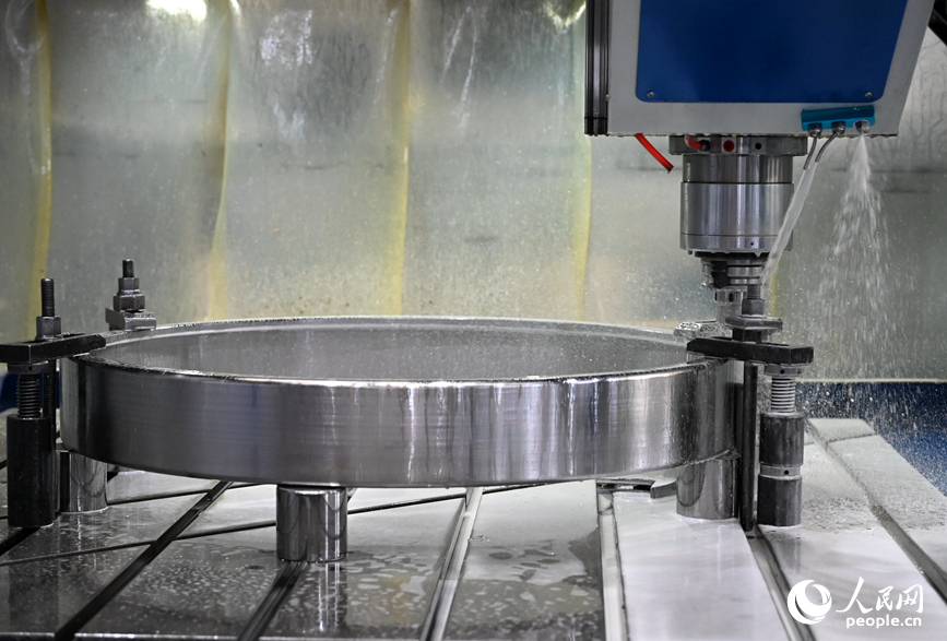 生產線上的風電齒輪箱軸承產品。人民網記者 王玉興攝