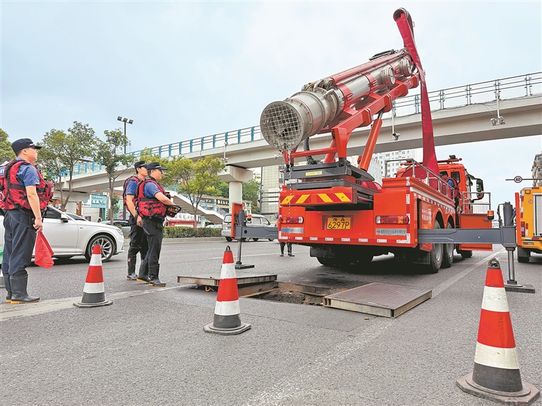 9月10日，郑州市二七区城市管理局抢险人员开展汛期风险排查、积水抢排等工作。 河南日报社全媒体记者 宋亚猛 摄