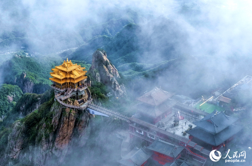 人间仙境老君山。人民网记者 王玉兴摄