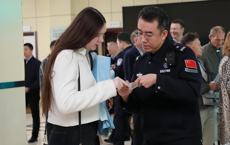 首批俄罗斯免签旅客入境
