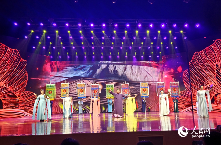 9月19日晚，首届全国曲艺院团优秀节目汇演首场演出现场。人民网 辛静摄