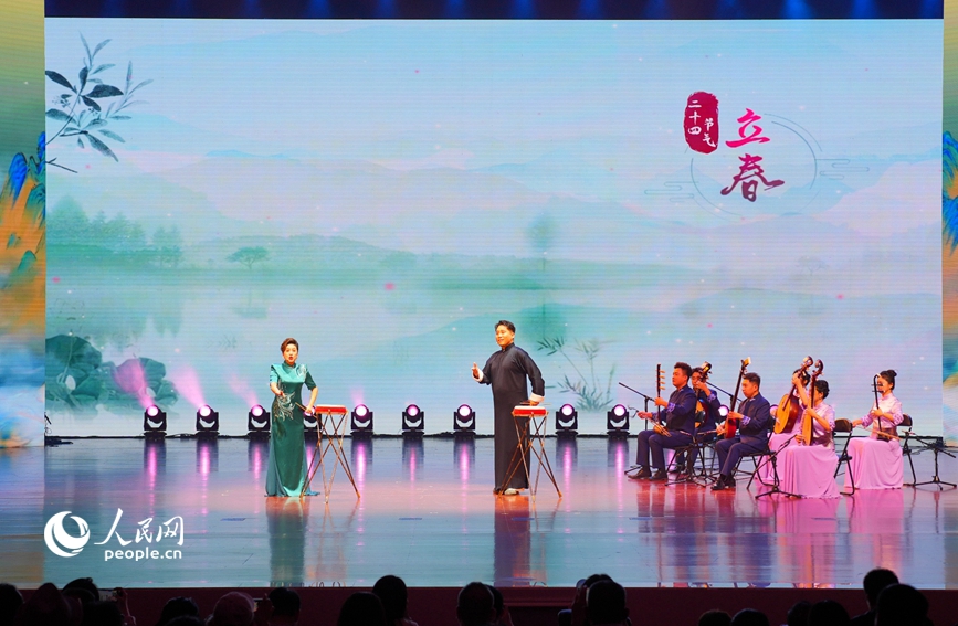 9月19日晚，首届全国曲艺院团优秀节目汇演首场演出现场。人民网 辛静摄