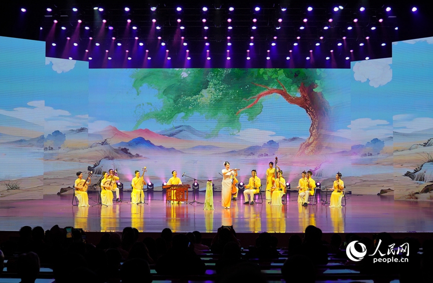 9月19日晚，首届全国曲艺院团优秀节目汇演首场演出现场。人民网 辛静摄