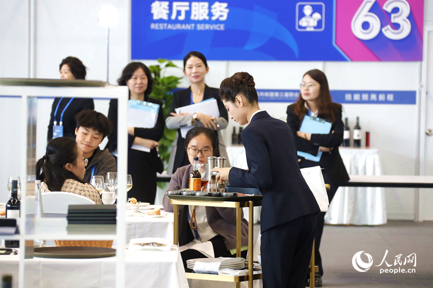 餐廳服務比賽現場。人民網記者 慎志遠攝