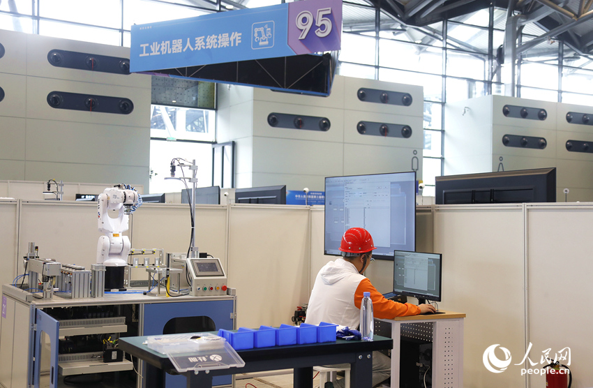 工業機器人系統操作比賽現場。人民網記者 慎志遠攝
