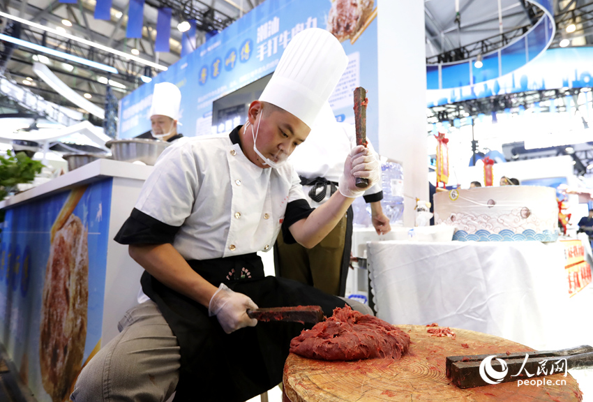 潮州牛肉丸制作技艺展示。人民网记者 慎志远摄