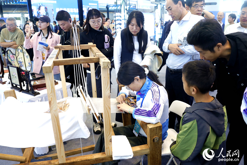 定州缂丝织造技艺展示。人民网记者 慎志远摄