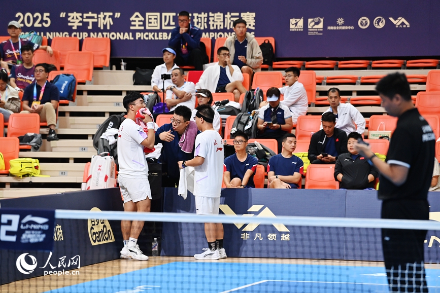 比賽中場休息，運動員暫作調整。人民網記者 辛靜攝