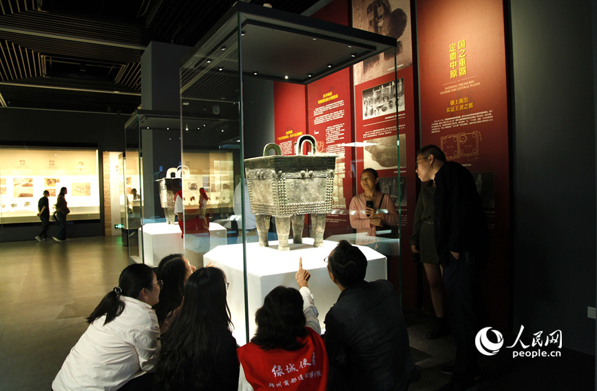 出土于郑州的兽面纹铜方鼎。人民网记者 肖懿木摄