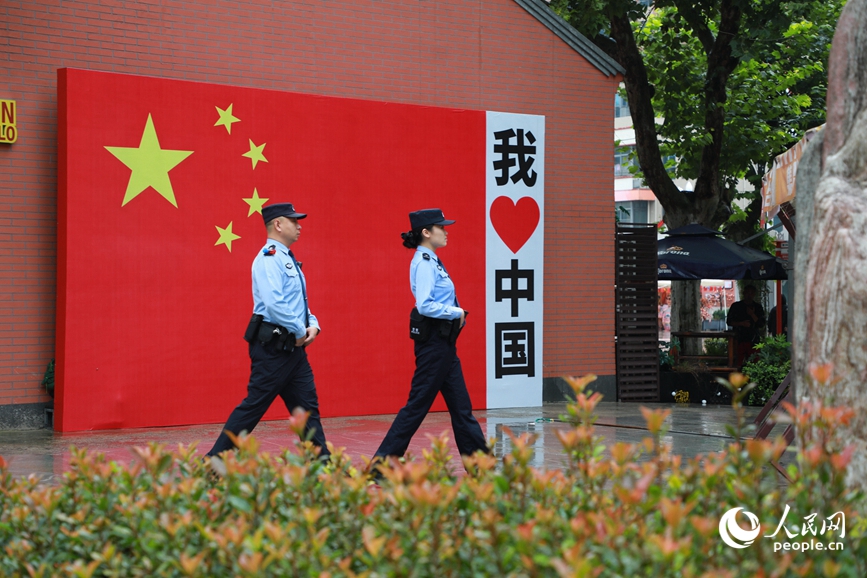 鄭州街頭，警察在巡邏。人民網記者 王佩攝