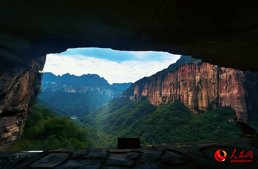 挂壁公路的“天窗”化身天然画框，绘出太行美景。人民网记者 霍亚平摄