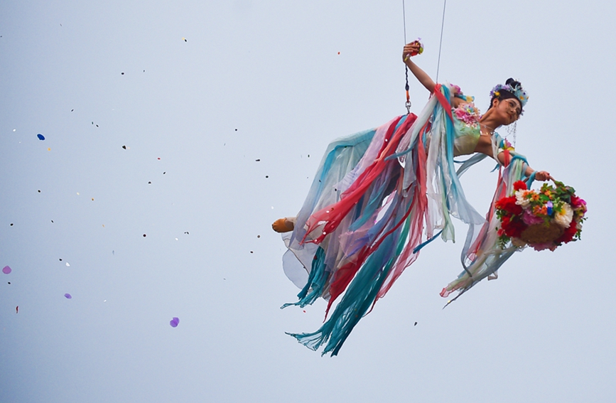 国庆中秋假期，在河南洛阳老城区历史文化街区洛邑古城，演员为游客表演“天女散花”文艺节目。黄政伟摄
