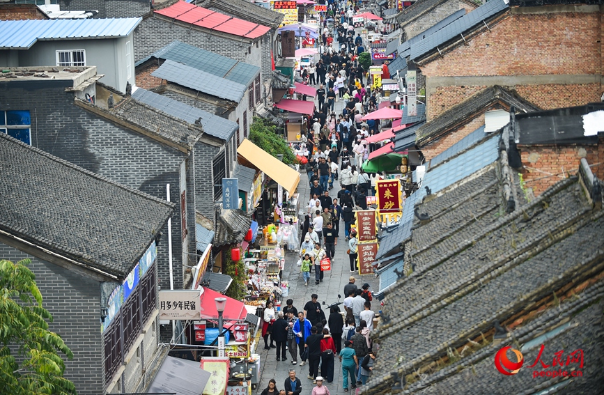 国庆中秋长假，游客在河南洛阳老城区历史文化街区洛邑古城休闲游玩。人民网记者 宋芳鑫摄
