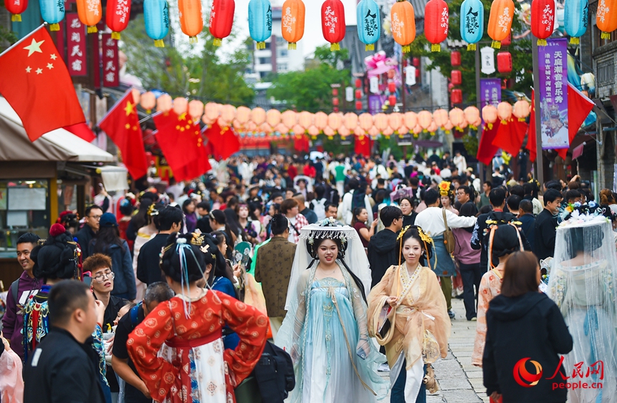 国庆中秋长假，游客在河南洛阳老城区历史文化街区洛邑古城休闲游玩。人民网记者 宋芳鑫摄