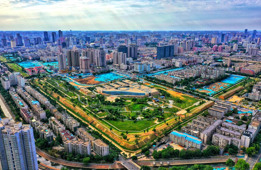 航拍郑州商城国家考古遗址公园。王羿摄