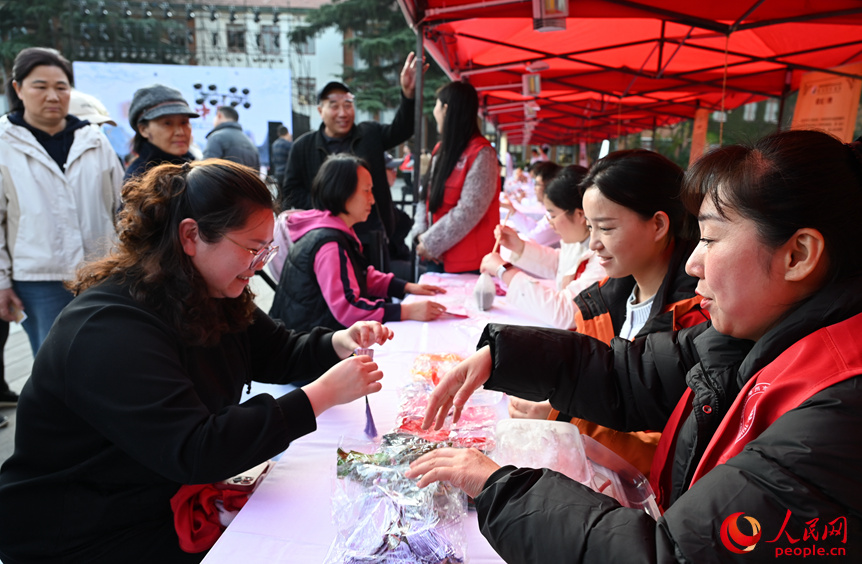 本草手作。人民网记者 王玉兴摄