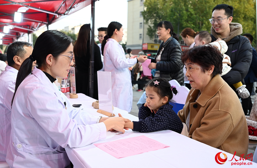 小儿推拿。人民网记者 王玉兴摄