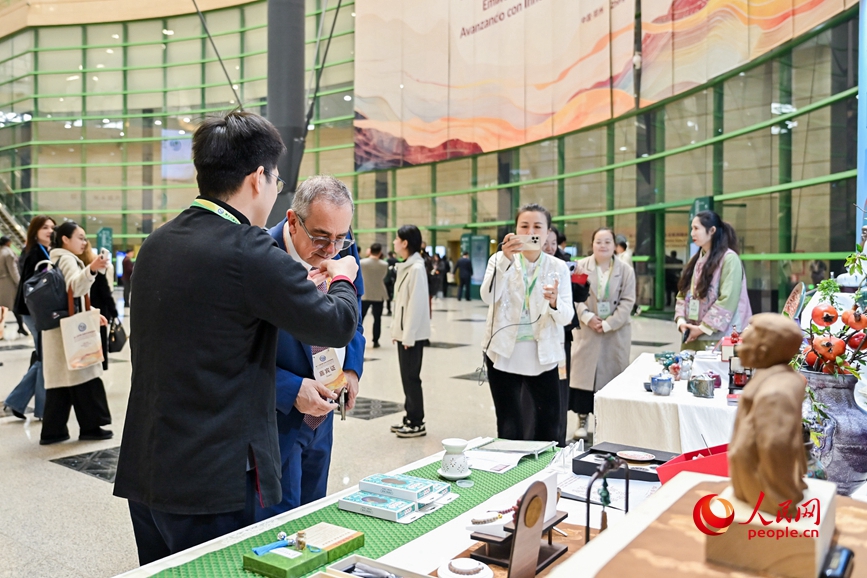 外国嘉宾体验中国文化。人民网记者 宋芳鑫摄