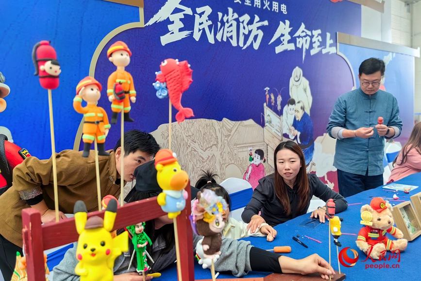 面塑艺人捏“消防卫士”。人民网 程明辉摄