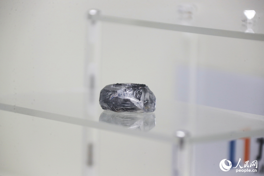 河南柘城縣成功培育出156.47克拉的人工鑽石。人民網記者 霍亞平攝