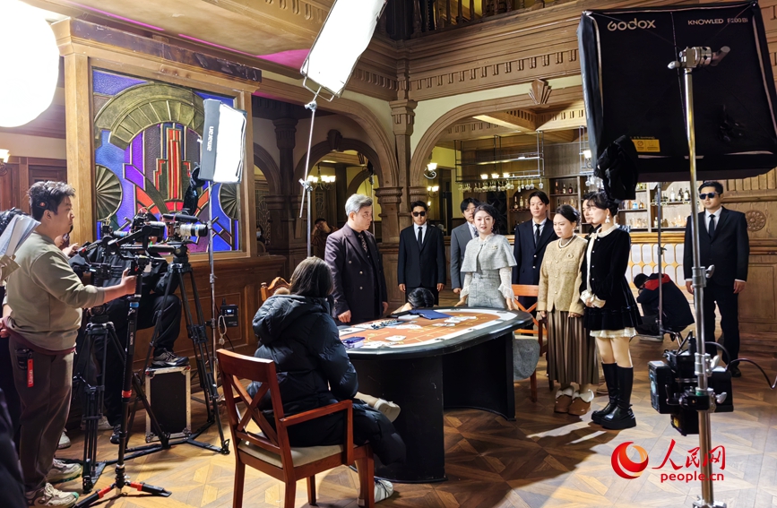 11月9日，鄭州市金水區大志影視基地裡，一部微短劇拍攝現場。人民網記者辛靜攝