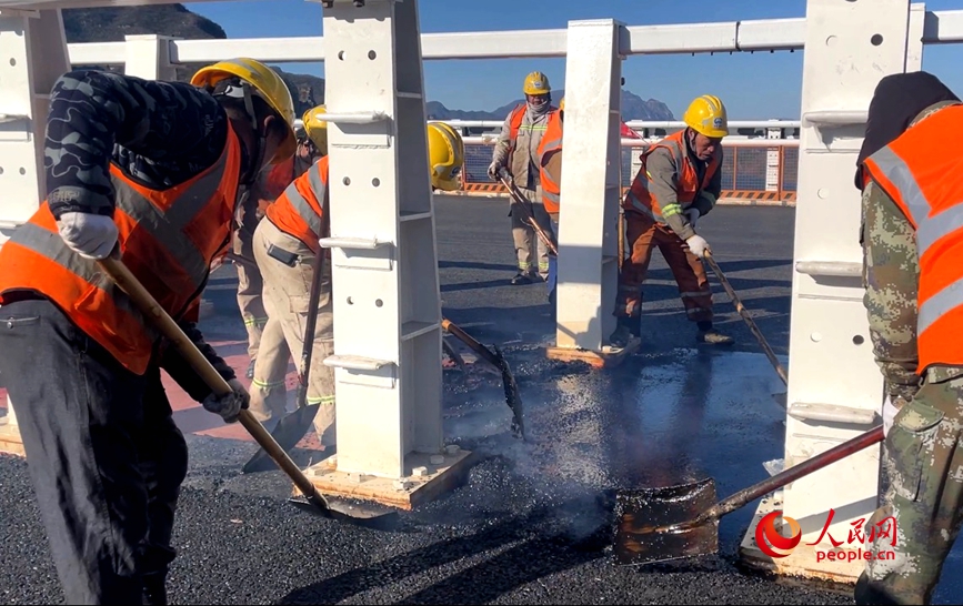 大桥路面施工作业。人民网记者 王玉兴摄
