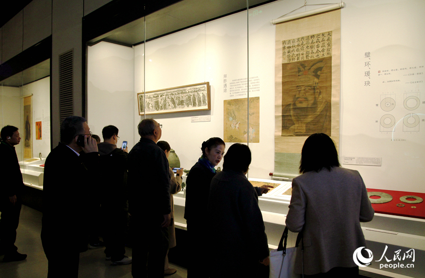 观众在展厅参观。人民网记者 肖懿木摄