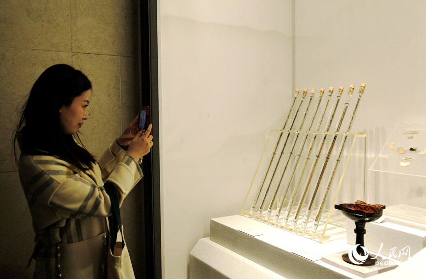 观众在展厅参观。人民网记者 肖懿木摄