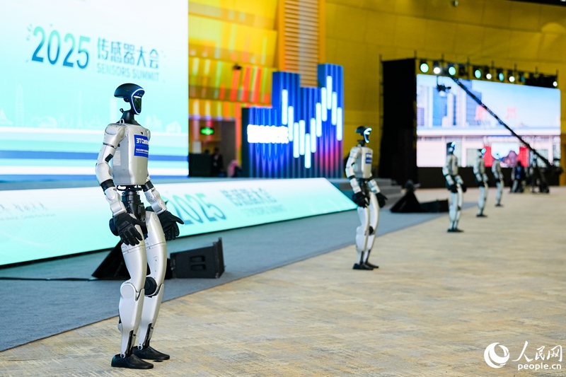 搭载传感器技术的人形机器人亮相大会现场。人民网 程明辉摄