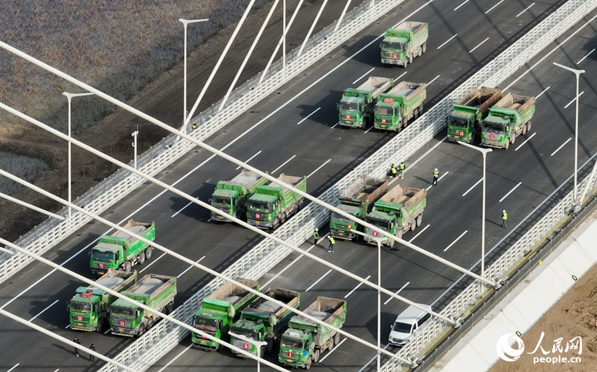 大桥荷载试验。人民网记者 王玉兴摄