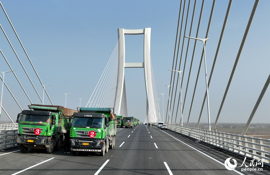 大桥荷载试验。人民网记者 王玉兴摄