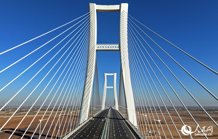 安罗高速黄河特大桥。人民网记者 王玉兴摄