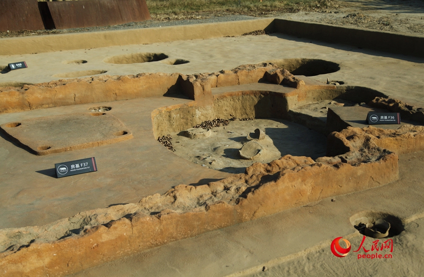 大河村遗址最为典型的建筑格局——双间排房。人民网记者 肖懿木摄