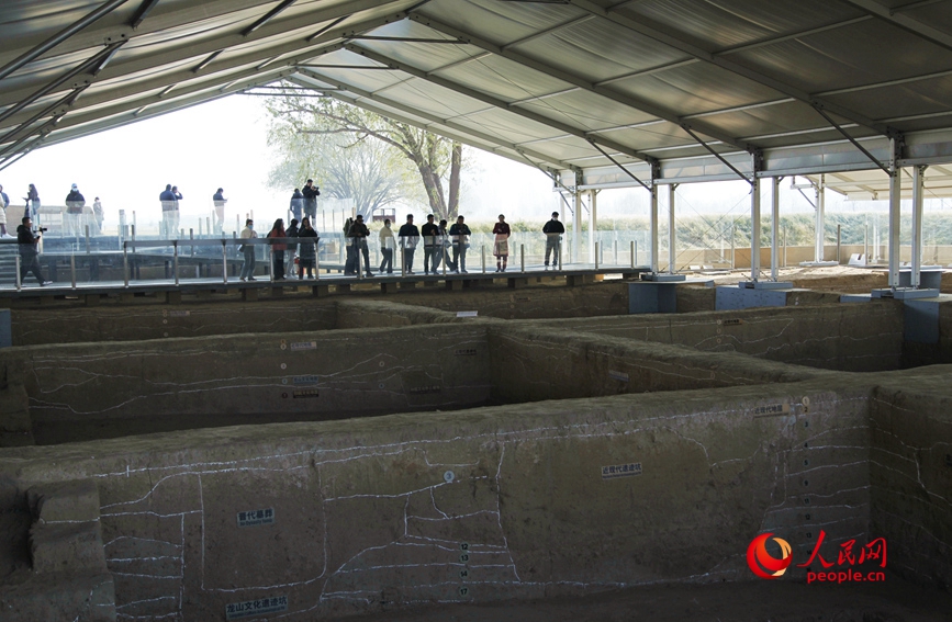 大河村国家考古遗址公园里的考古探方。人民网记者 肖懿木摄