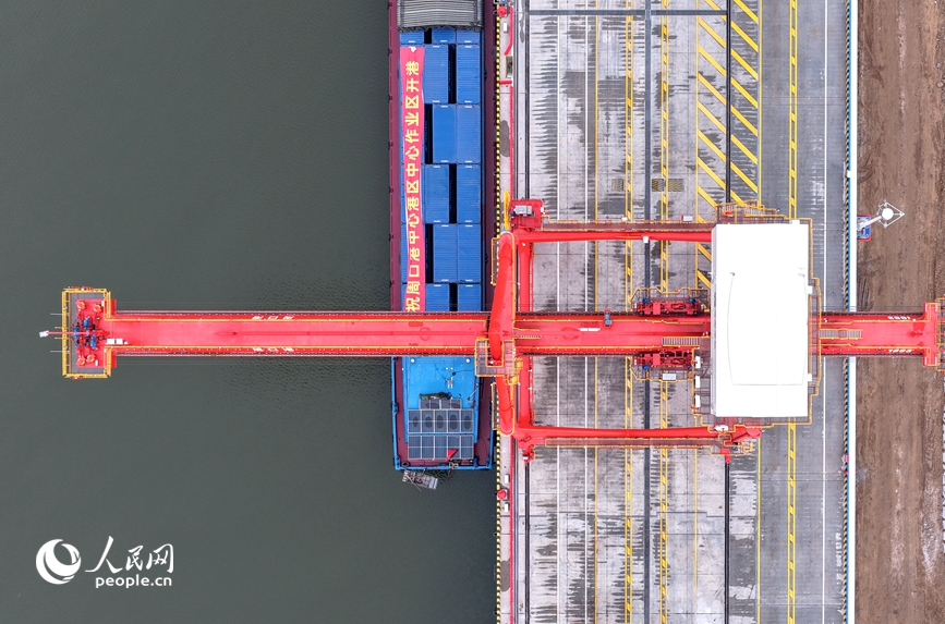 周口港中心作业区码头。人民网记者 王玉兴摄 