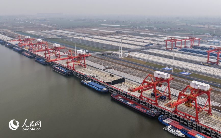 周口港中心作业区码头。人民网记者 王玉兴摄