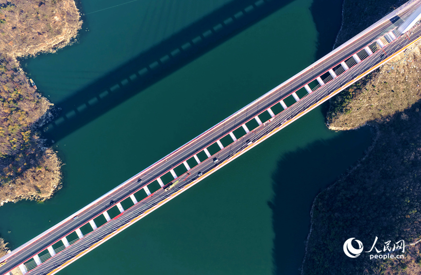 渑淅高速丹江小三峡特大桥。人民网记者 王玉兴摄