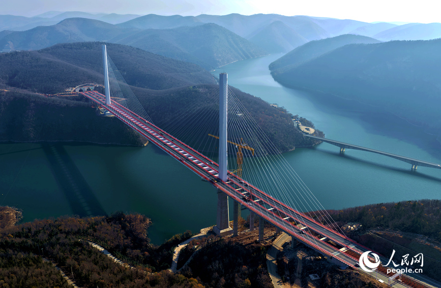 渑淅高速丹江小三峡特大桥。人民网记者 王玉兴摄