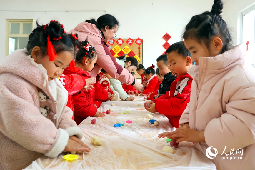孩子们在老师指导下制作传统手工面点。人民网记者 辛静摄