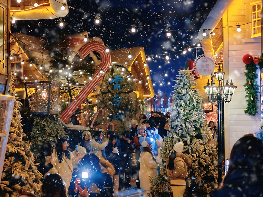 雲台山魔法童話小鎮吸引眾多游客打卡拍照。郭浩杉攝