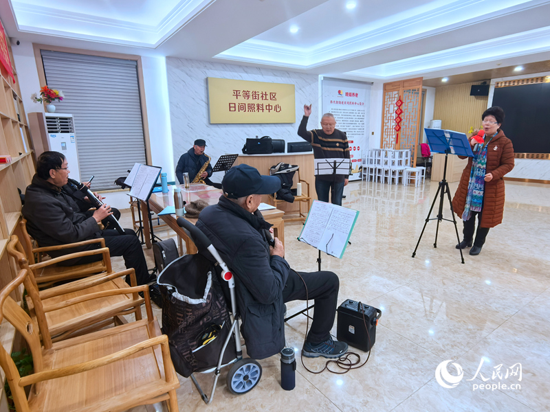 居民们在日间照料中心进行娱乐活动。人民网记者 王佩