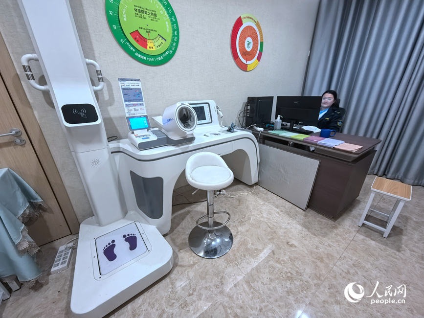 分诊点内的部分医疗设施。人民网记者 王佩