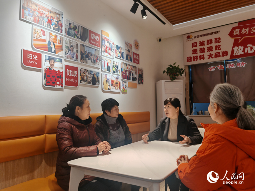 赵玉(左三)在接待群众。人民网记者 王佩