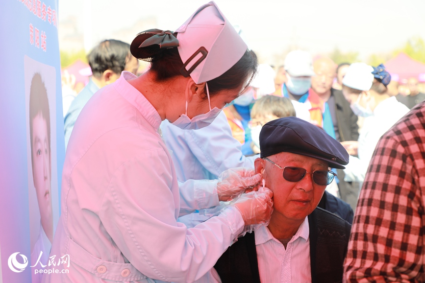 廣場義診。人民網 程明輝攝