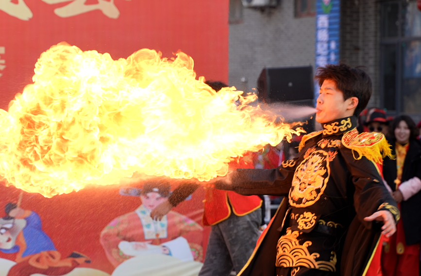 杂技表演。浚县融媒体中心供图