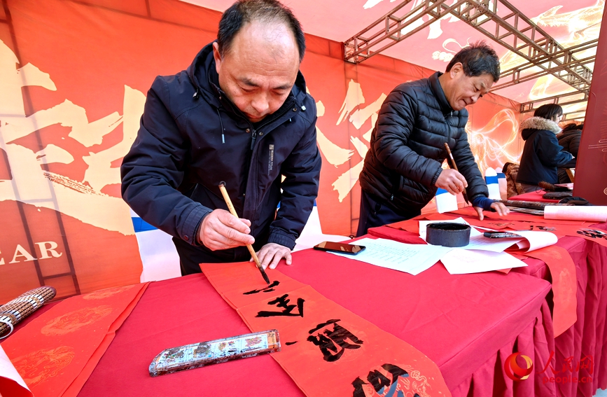现场写春联。人民网记者 宋芳鑫摄