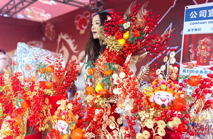 主播线上推荐特色产品。人民网记者 宋芳鑫摄