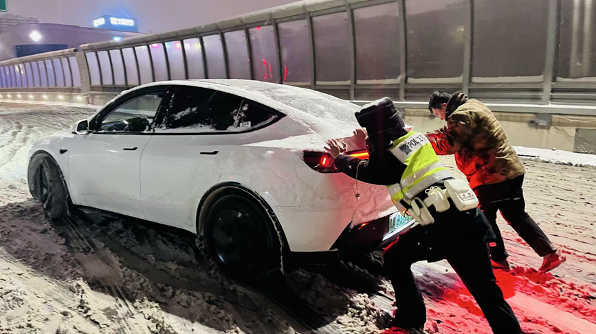 郑州交警雪中全力保通。郑州市公安局公安交通管理局供图