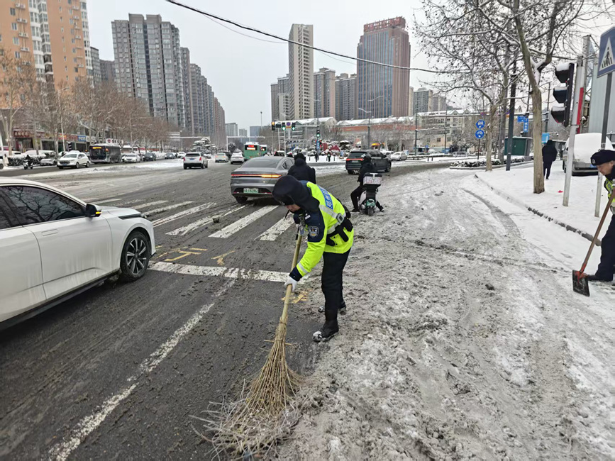 郑州交警雪中全力保通。郑州市公安局公安交通管理局供图
