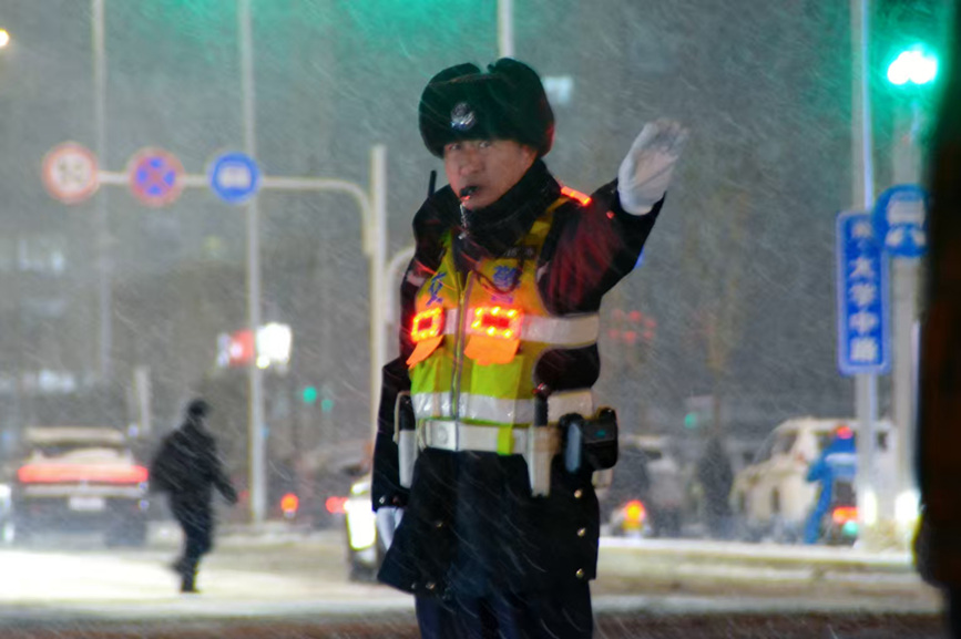 郑州交警雪中全力保通。郑州市公安局公安交通管理局供图